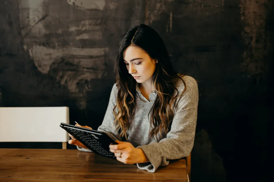 Profesional de recursos humanos revisando la nómina en su laptop